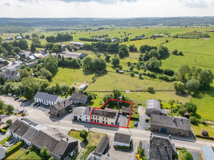 ERA B-LUX stelt u deze halfopen bebouwing voor, gelegen in Compogne, in de gemeente Bertogne. De woning biedt mooie ruimtes en veel renovatiepotentiee
