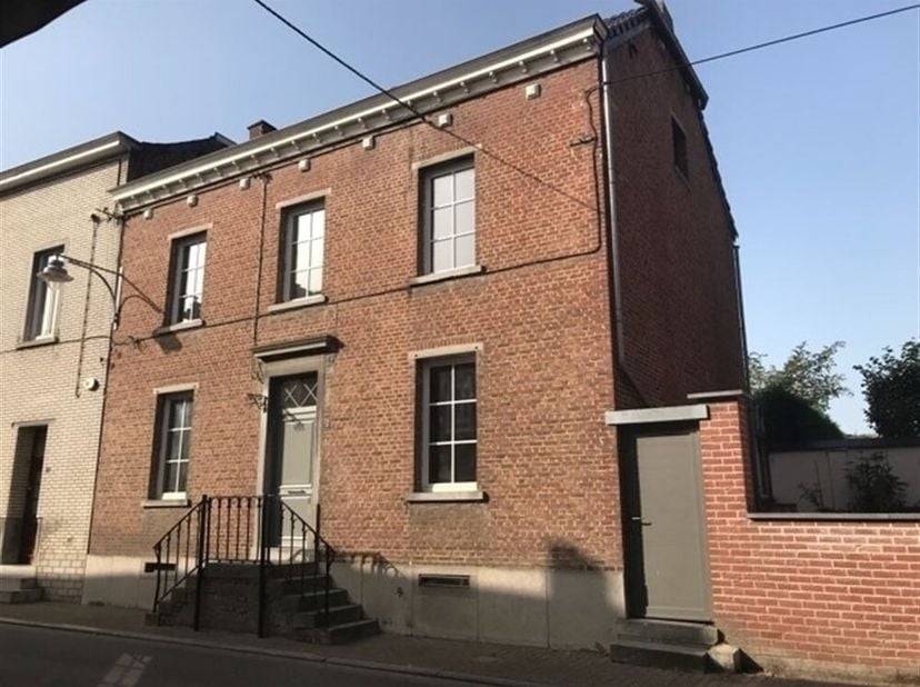 In een landelijke omgeving in Feluy, dicht bij Nivelles-Sud, zijn ringweg en al zijn faciliteiten, ruime dorpswoning volledig opgefrist, lichte woonka
