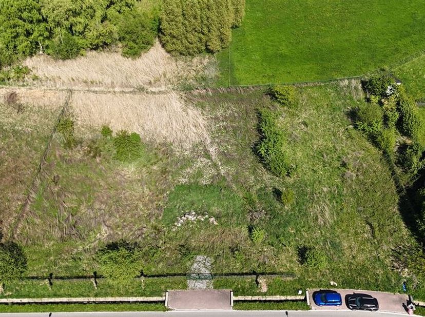 Deze prachtige bouwkavel van 36 are70ca ligt in een gewilde, lommerrijke woonwijk en biedt je een uitzonderlijke woonomgeving, een combinatie van rust