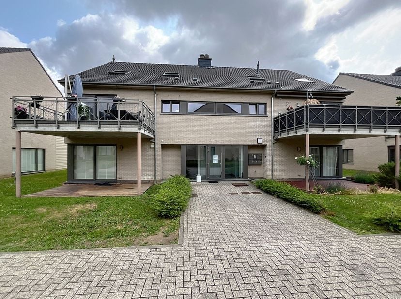 Bekijk de foto&#039;s op www.living-stone.be en plan er je afspraak in.&lt;br /&gt;
Ruim en hedendaags afgewerkt appartement met drie slaapkamers, gelegen in het