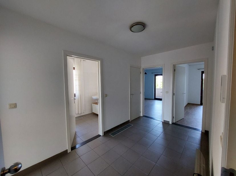 Dit instapklare en ruime appartement met 2 slaapkamers en autostaanplaats, is gelegen op de 5de verdieping aan de grote ring van Hasselt. Voor meer in