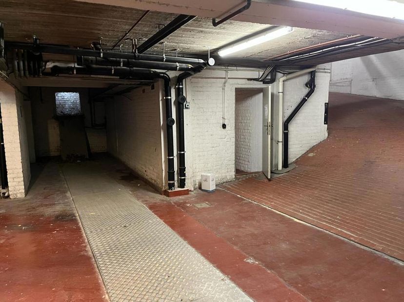Emplacement de voiture situé au niveau de la Place B. F. Desmidtplein, à proximité de l&#039;Av Lippens et le Piers De Raveschootlaan.Dimension: - Longueur