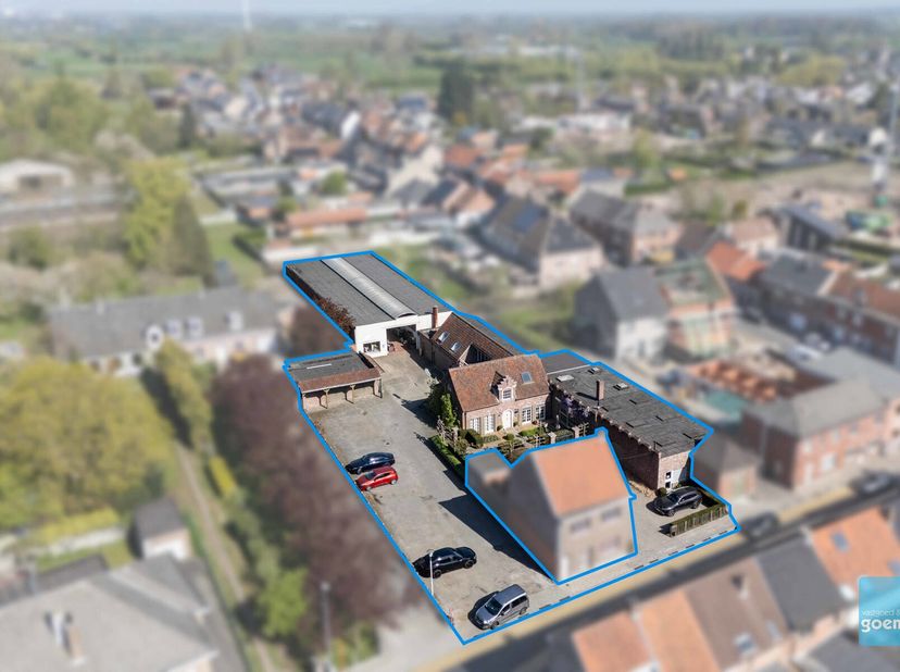 Deze eigendom is gelegen in centrum Zele en biedt een bewoonbare oppervlakte van 399m² !!&lt;br /&gt;
De privétuin heeft een zongericht terras. Zowel vanuit