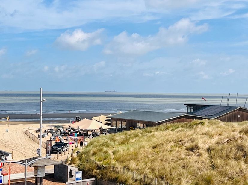 Wakker worden met zicht op de duinen en de eerste zonnestralen die je appartement binnenvallen? Dit charmante, op te frissen appartement met 1 slaapka
