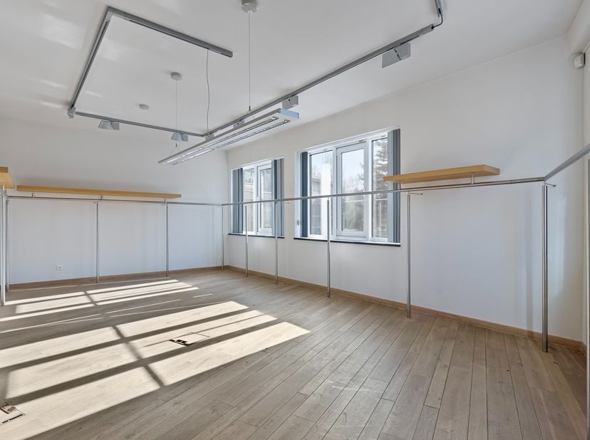 Deze kantoorruimte van 138m² bevindt zich op de 1e verdieping van een kleinschalig gebouw en heeft een zeer goede ligging, dichtbij vele voorzieningen