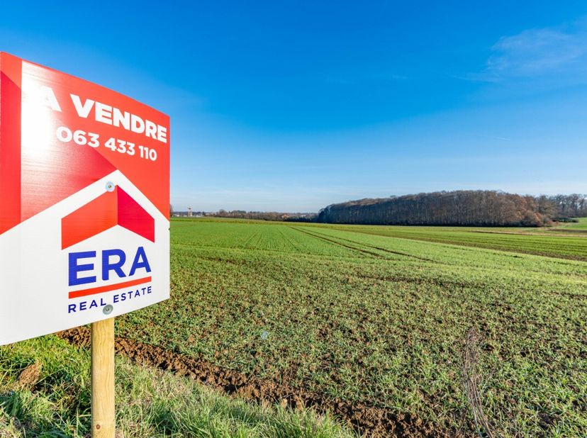 Profiteer van een unieke aanpak voor prestigieuze vastgoedprojecten! Wij bieden u een zeldzaam en exclusief perceel van 22,53 hectare aan, gelegen in
