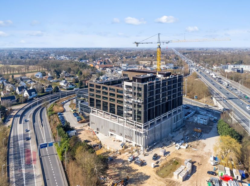 Deze nieuwbouw kantoren van maar liefst 3.582 m² zijn fenomenaal gelegen en te huur met een uitstekende zichtbaarheid langs de drukbezochte Kortrijkse