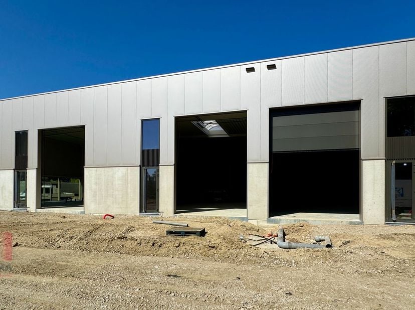 PME de construction récente d&#039;une superficie de 180 m² avec 2 places de parking privées à vendre. Stratégiquement situé dans le triangle d&#039;or Anvers -