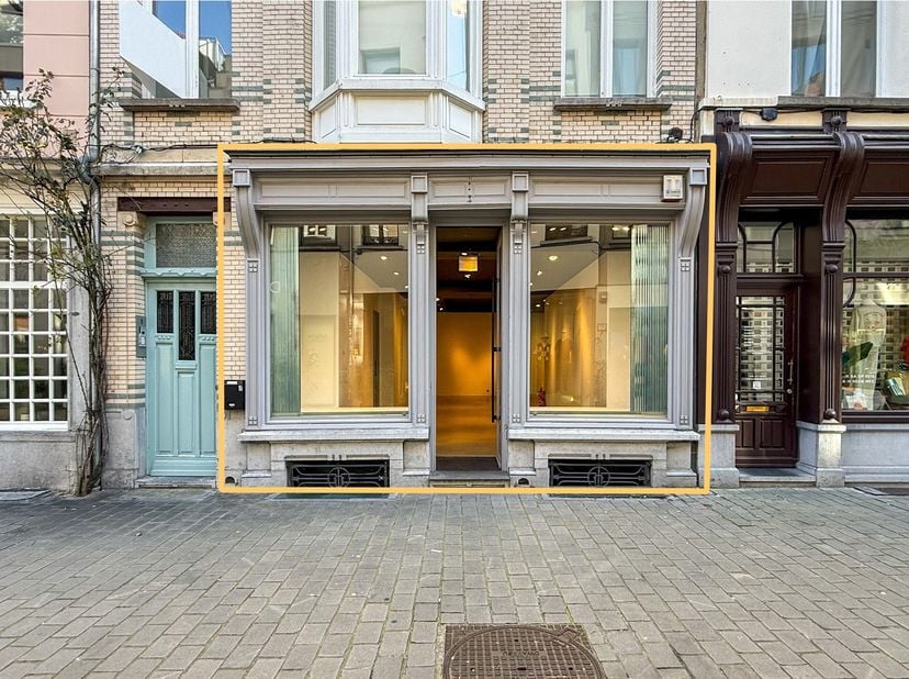 Deze handelsruimte van ca 180 m2 bevindt zich op de gelijkvloerse verdieping. Meteen in het oog springend en middenin het bruisende hart van de stad.