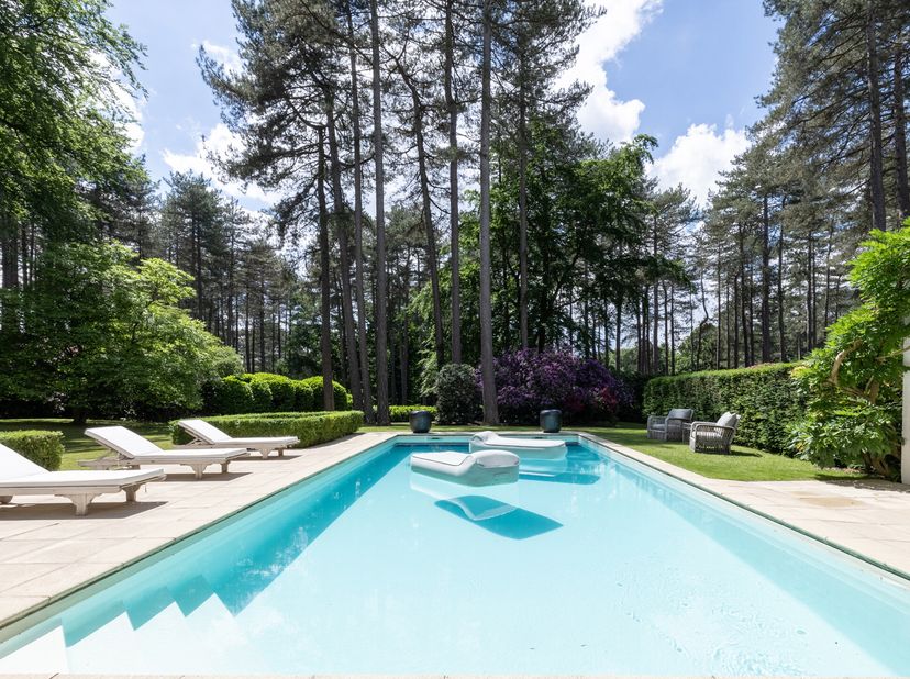En bordure du prestigieux Golf des 7 Fontaines, cette magnifique villa de charme a été entièrement rénovée en 2021 et bénéficie dun environnement exce