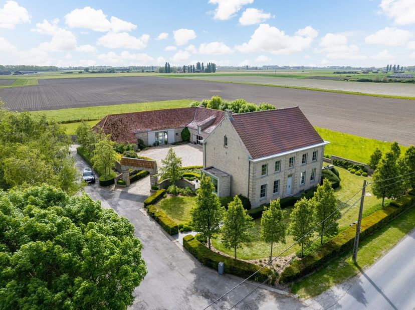 Gelegen in het landelijk polderdorpje Eggewaartskapelle (Veurne), biedt deze eigendom op een perceel van 9.860 m², prachtige luxueuze leefruimtes, ver