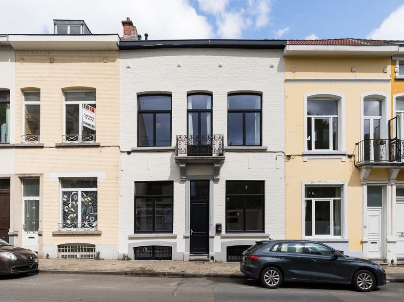 ETTERBEEK, ideaal gelegen tussen het Jourdanplein en het Jubelpark, prachtig atypisch WOONHUIS (2 slpk/1bad/2bad) van +/- 175m² gebouwd op een perceel