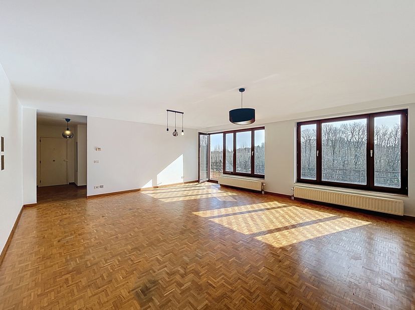 À WOLUWE-SAINT-ÉTIENNE, proche des cliniques Saint-Luc, dans un quartier verdoyant, situé au 5E étage d&#039;un bel immeuble avec ascenseur, superbe appart