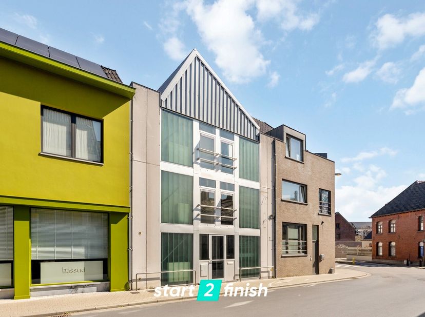 Het gebouw omvat drie volwaardige verdiepingen van elk ca. 120 m², die volledig naar wens kunnen worden ingedeeld. Dankzij de flexibele opbouw kan dez