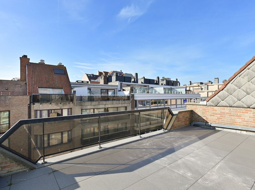 Unieke penthouse met zij zeezicht, gelegen op 120 meter van de zeedijk en beschikt over terrassen waar je heerlijk kunt genieten van zowel de ochtend-