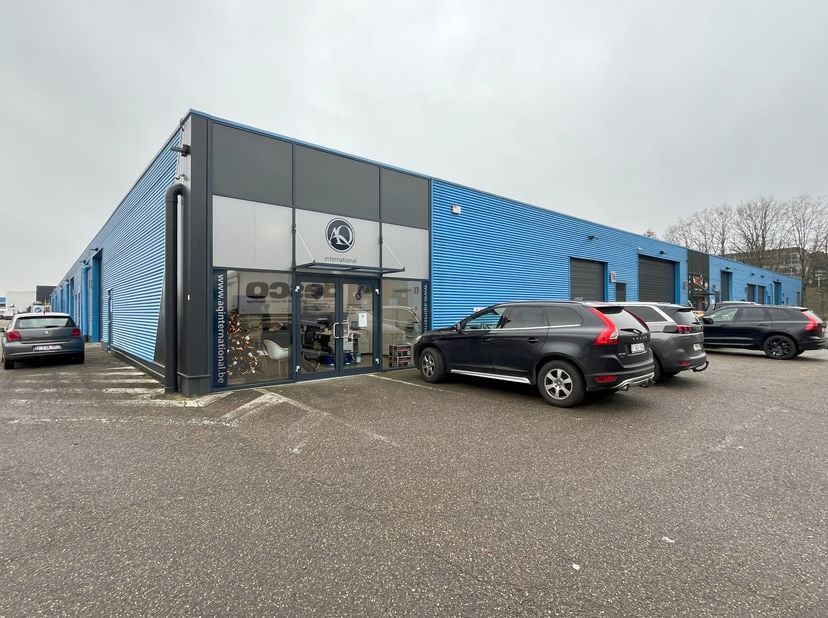 Instapklaar kantoor van 60m² in combinatie met 90m² magazijnruimte te huur in Industriepark ‘Klein Gent’. Strategisch gelegen bij de op- en afrit 21 H