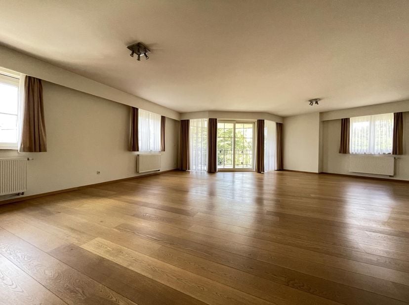 KRAAINEM A proximité du métro de Stockel, Bel APPARTEMENT de 135m², (2ch/2sdb) terrasse garage. Situé au 2e étage gauche , il se compose d&#039;un hall d&#039;e