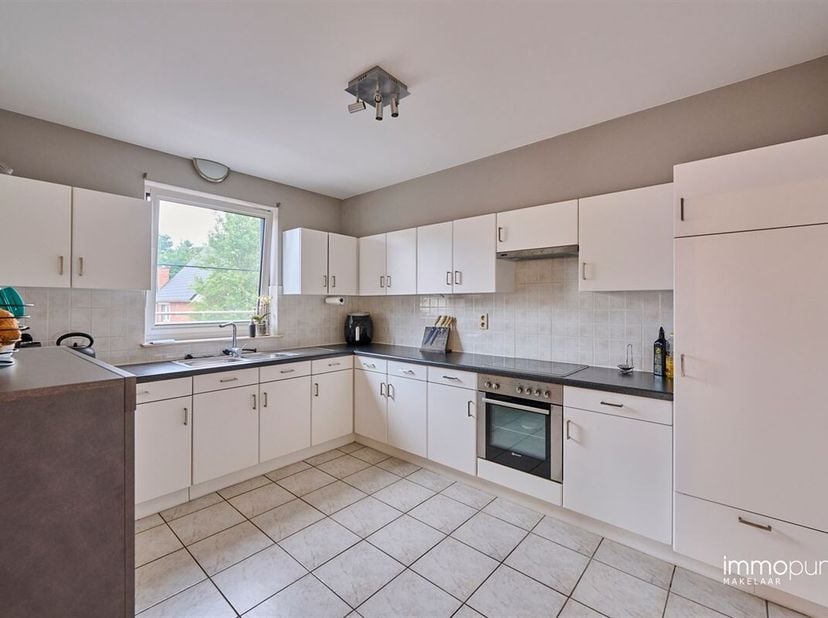 Mooi, instapklaar duplex appartement met 2 slaapkamers en een groot zonnig terras. Het appartement is gelegen net buiten de stadskern van Hamont, op w
