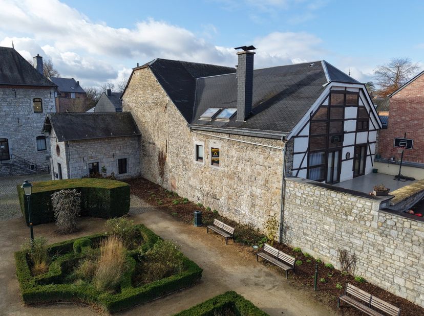 Immeuble en plein centre de Marche-en-Famenne comprenant un appartement Duplex, un entrepôt et une grange sur deux niveaux.&lt;br /&gt;
L&#039;appartement est co