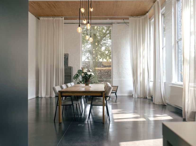 Stap binnen in dit indrukwekkende voormalige schoolgebouw dat met veel oog voor detail en kwaliteit is omgevormd tot een exclusieve villa met 2 multif