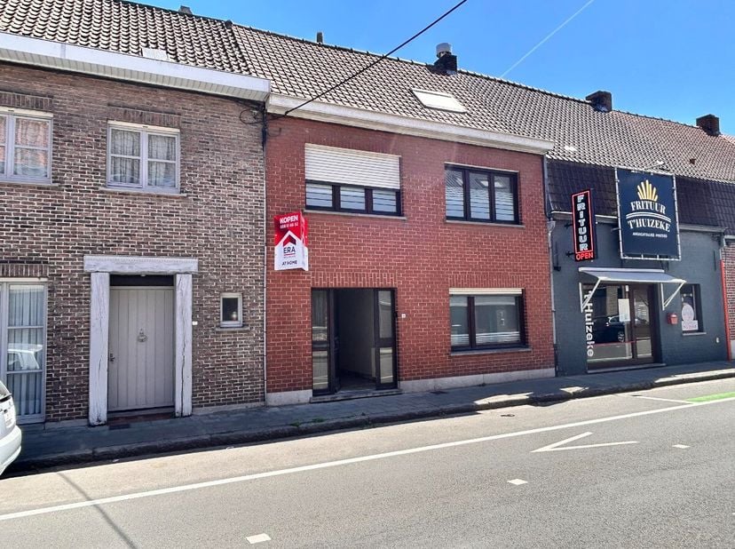 Située en plein centre de Wevelgem, cette maison à rénover offre de nombreuses possibilités. Son emplacement central est un atout majeur : à proximité
