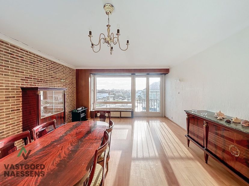 Cet appartement lumineux est situé au 3ème étage de la résidence Veronica, à seulement 2 minutes à pied de la digue, ce qui le rend extrêmement bien s