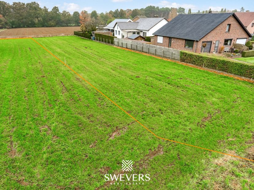 Deze bouwgrond van 11a10ca, gelegen in de Processieweg te Lummen, biedt een perfecte mix van rust, ruimte en een gunstige locatie. Het perceel, ideaal