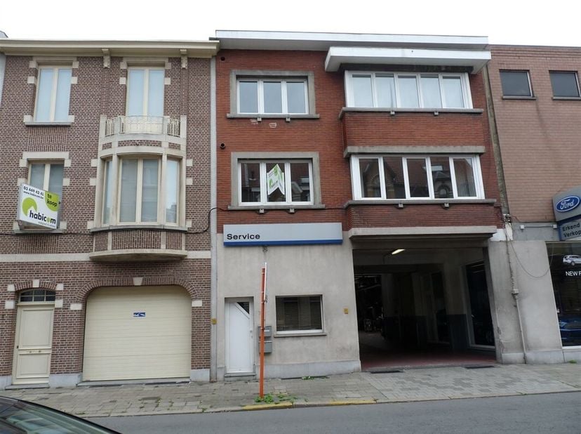 Appartement de deux chambres à coucher au 1er étage avec terrasse sur le toit dans un emplacement de choix à Mortsel. Il s&#039;agit d&#039;un appartement confo