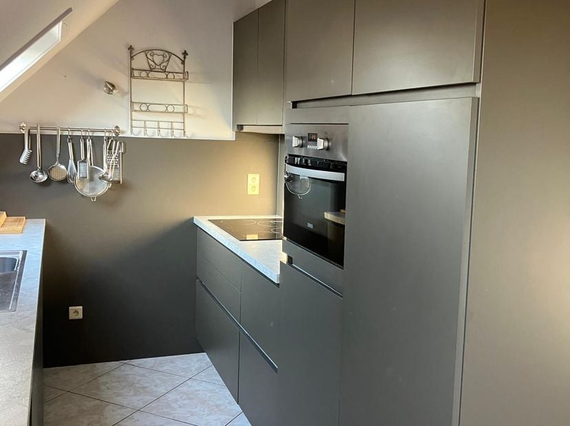 Welkom in dit instapklare en verrassend ruime appartement met drie slaapkamers, gelegen op de Genkersteenweg 135/4 in Hasselt. Deze locatie biedt een