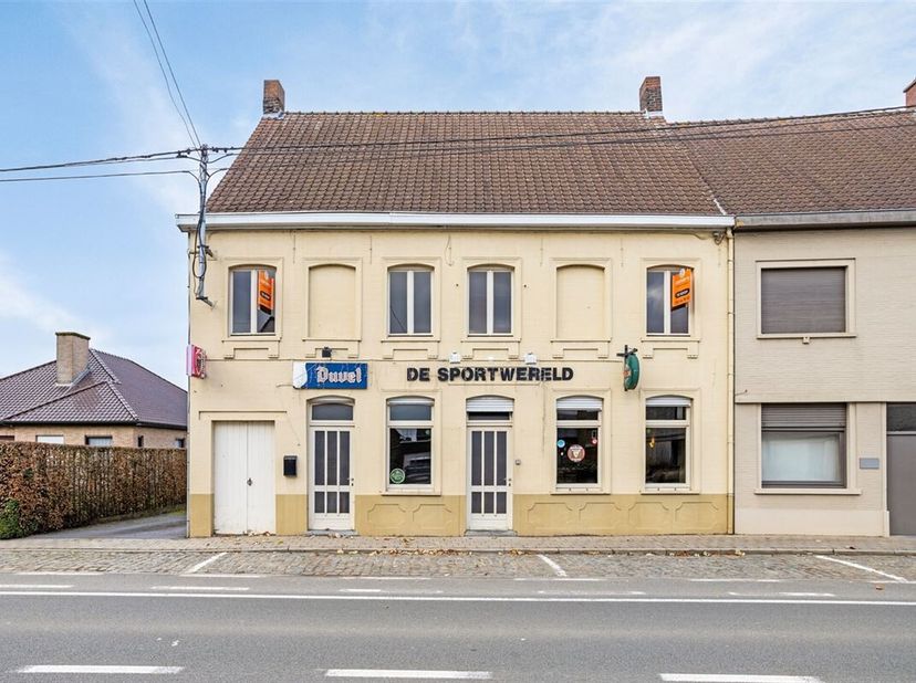 Te koop: Ruim commercieel pand met woonst op 1064 m²&lt;br /&gt;
Dit veelzijdige pand aan de Oudenaardsesteenweg 520, Kerkhove, biedt zowel woonruimte als e