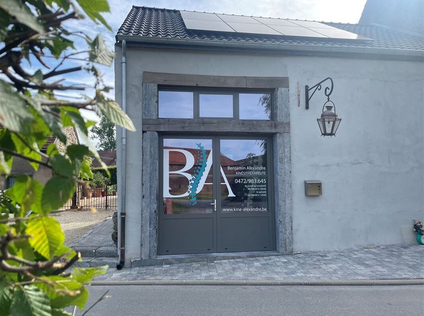 Génération Immo heeft het genoegen u een volledig gerenoveerde kantoorruimte voor te stellen, gelegen op de begane grond van een gebouw met 2 praktijk