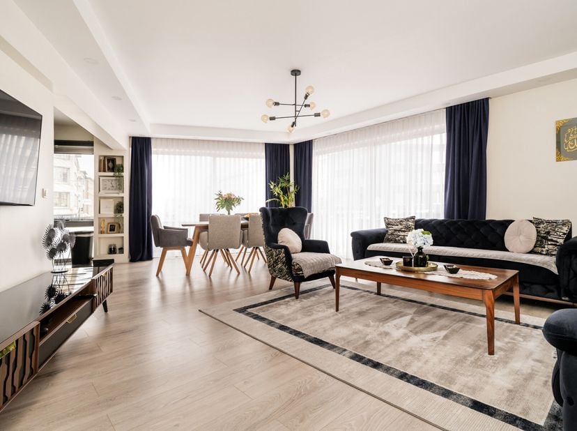 Dit appartement op de eerste verdieping met twee slaapkamers is volledig gerenoveerd!Indeling: Inkomhal met ingemaakte kasten, ruime gezellige living