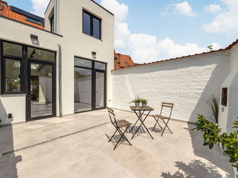 Dans une rue calme proche du centre de Malines, vous trouverez cette maison élégamment rénovée avec une quantité surprenante d&#039;espace, de finitions mo