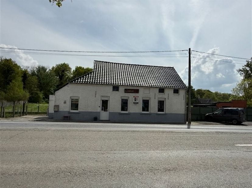 Bonne maison d&#039;habitation non attenante avec garage et jardin.&lt;br /&gt;
Le bien comprend :&lt;br /&gt;
Au rez-de-chaussée : un living (38 m²), une chambre (ou