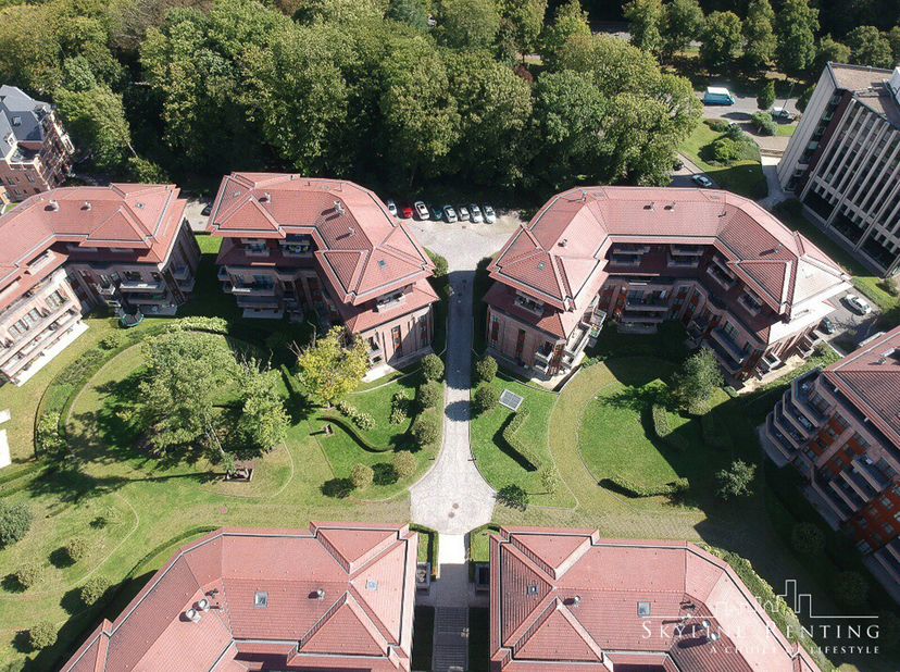 QP G37.2 - Dicht bij het Woluwepark, in een rustige en groene omgeving, bevindt zich dit prachtige appartement in een recent gebouw (2008). Het biedt
