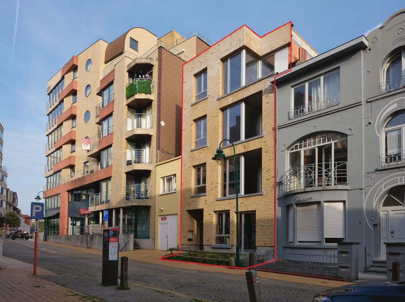 Casco, immeuble à appartements à terminer composé de 4 appartements d&#039;une chambre à vendre sur la J. Demolderlaan à De Panne. Une rue latérale de la Z