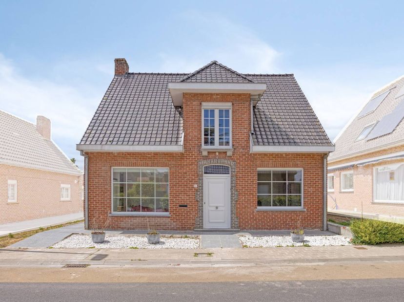 In dit huis te koop in de Kriekstraat in Reningelst werden reeds heel wat belangrijke renovaties uitgevoerd: zo zijn er overal nieuwe dubbele ramen in