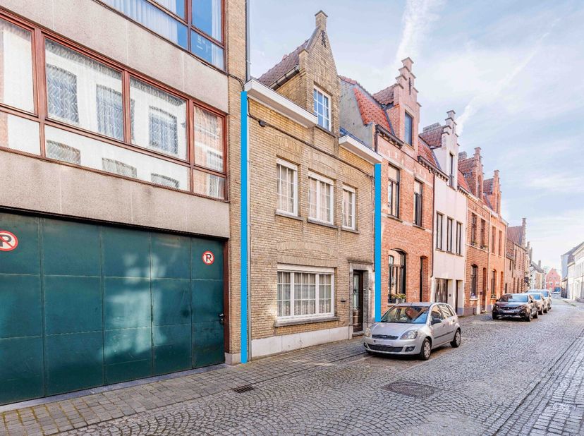 BRUGGE - STARTPRIJS  UITERST POTENTIELE COMBINATIE van een STADSWONING (op te frissen, met o.a. 4 slaapkamers) met TUIN, WERKPLAATS  (15m²) en AANKOOP