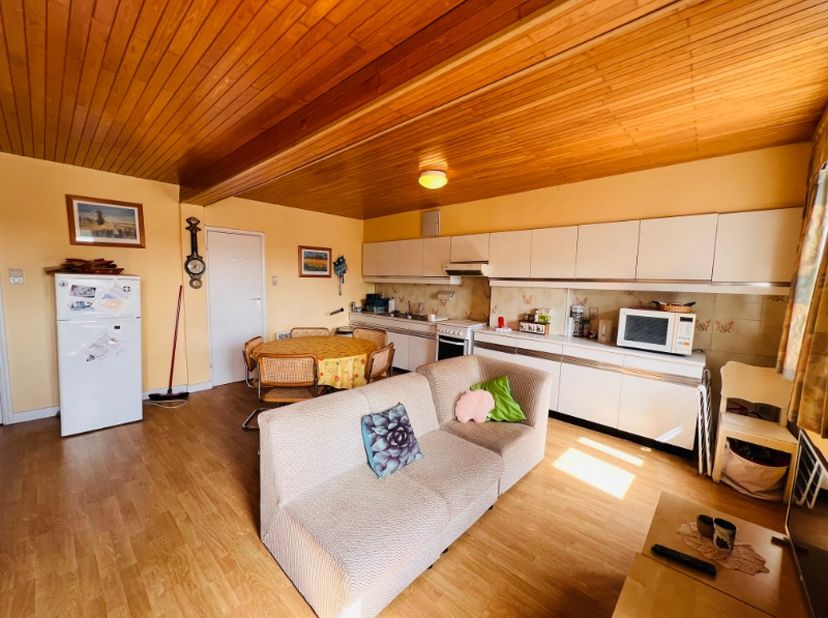 Dit ruime appartement (zuidwest georiënteerd) bevindt zich centraal in de Kerkstraat van Wenduine, op een boogscheut van winkels, tram- en bushalte, Z