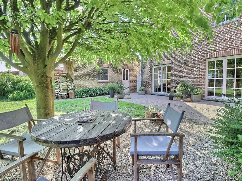Prachtige halfopen gezinswoning met royale tuin in KomenOntdek deze instapklare halfopen woning gelegen in het rustige en charmante Komen. De woning c