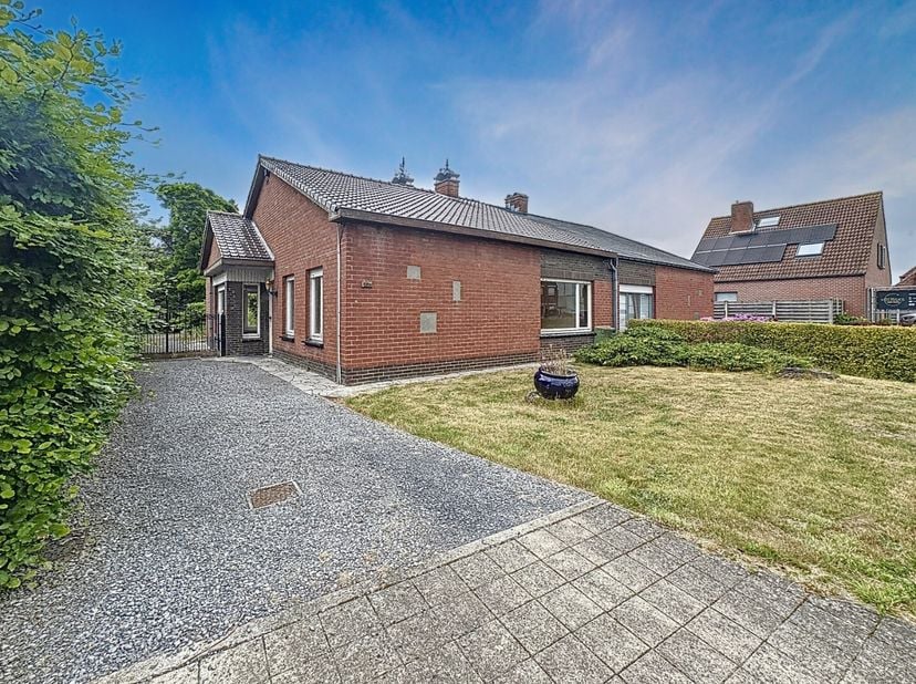 Deze gelijkvloerse woning is landelijk en rustig gelegen op wandelafstand van het centrum van Ichtegem op een zonnig perceel van maar liefst 936m². De