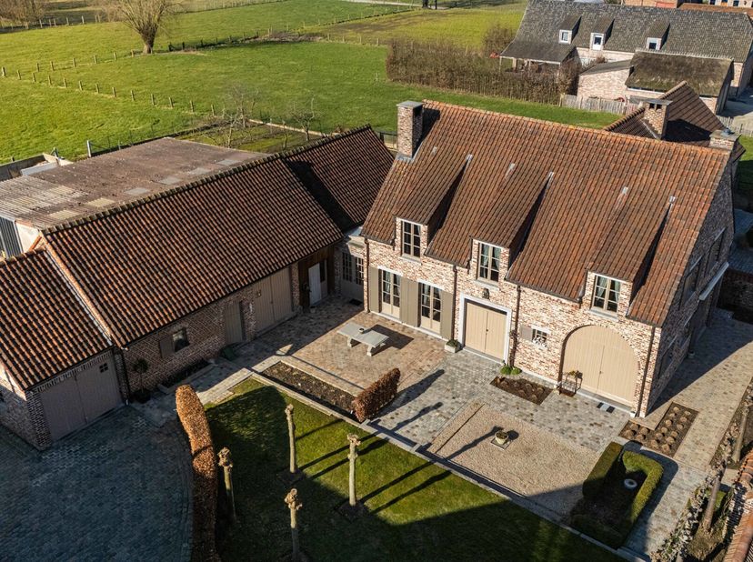 Au cur de la belle région rurale de Pajottegem se trouve cette ferme caractéristique, qui a été entièrement restaurée en 2008 avec le plus grand soin