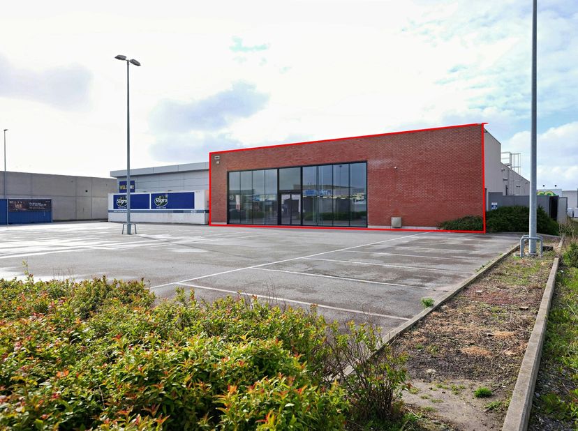 Espace commercial - magasin de piste d&#039;environ 1 000 m² (20 x 50 m) avec de nombreuses possibilités d&#039;extension (+/- 500 m² supplémentaires à construi
