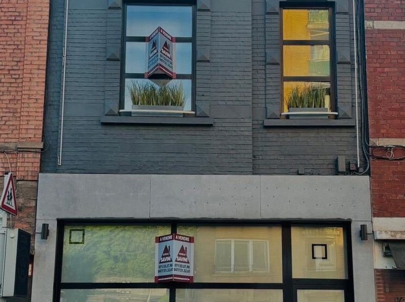 À VENDRE - Marchienne-au-Pont&lt;br /&gt;
Très belle maison denvirons 155 m² avec 3 chambres, bureau, jardin et piscine.&lt;br /&gt;
 Rez-de-chaussée :&lt;br /&gt;
 Séj
