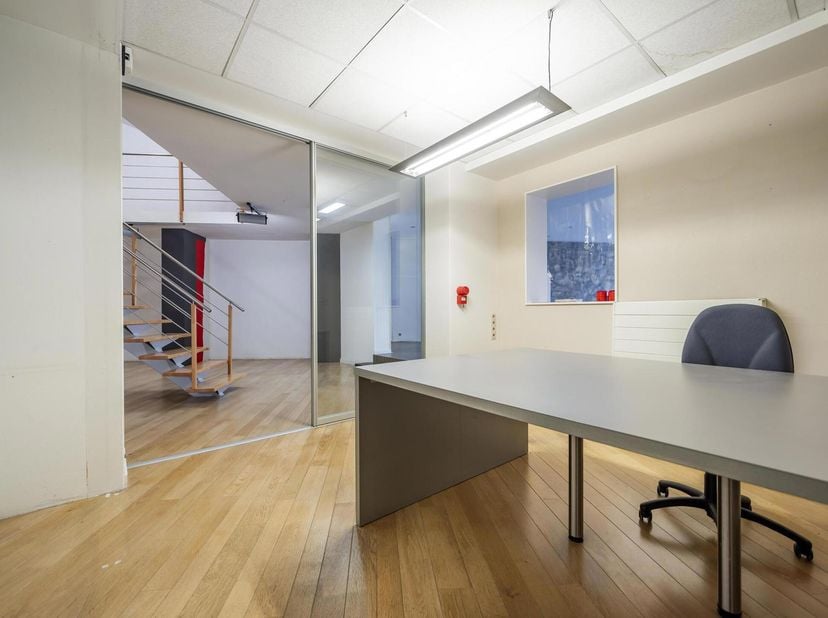 De commerciële begane grond is ideaal gelegen en heeft een commerciële oppervlakte van 190 m ² met vitrine, 3 kamers kantoren of &quot;showroom&quot;, toilet en