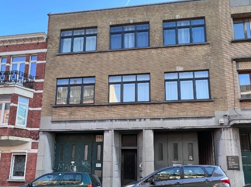 Kantoren in industriële stijl met aangenaam terras te koop in Schaarbeek. Combinatie van lichtrijke kantoren met polyvalente ruimtes. Makkelijk bereik