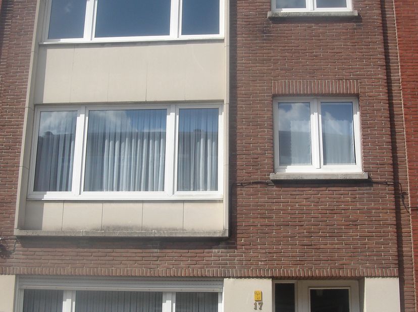 Het appartement heeft 2-slaapkamers en ook een bureau kamer of opberg kamer of dressing en is volledig vernieuwd, nieuwe vloeren, nieuwe keuken, nieuw