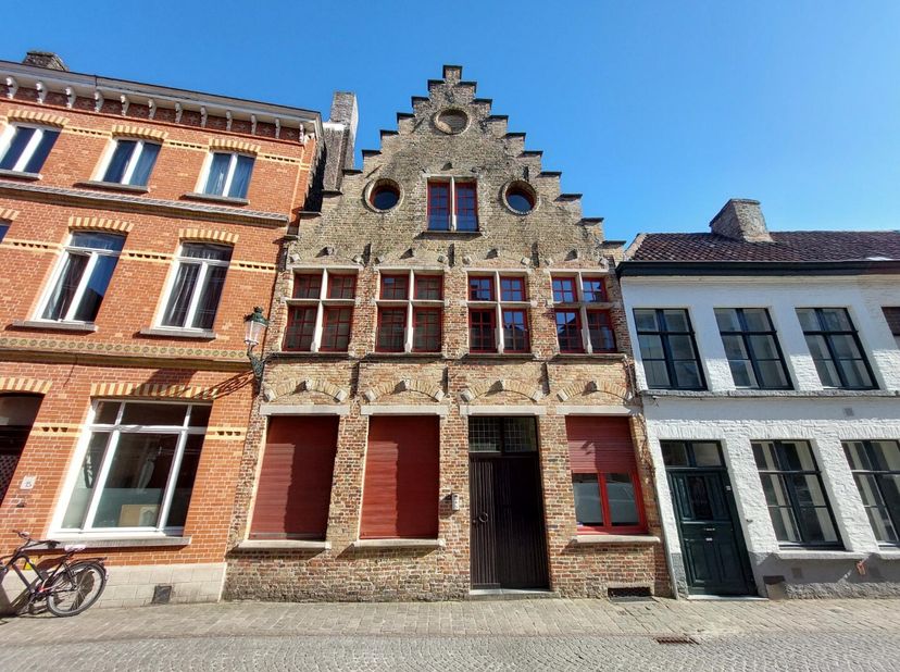 Deze prachtige authentieke woning is gelegen in een residentiële rustige buurt in hartje Brugge en is voorzien van alle ruimte en comfort. Dit op wand
