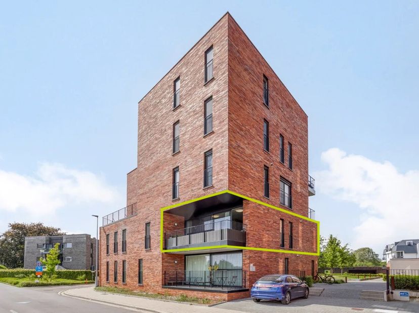 Dit recente appartement met twee slaapkamers is gelegen in het hart van Geel, op wandelafstand van winkels, scholen en openbaar vervoer. Dankzij de na