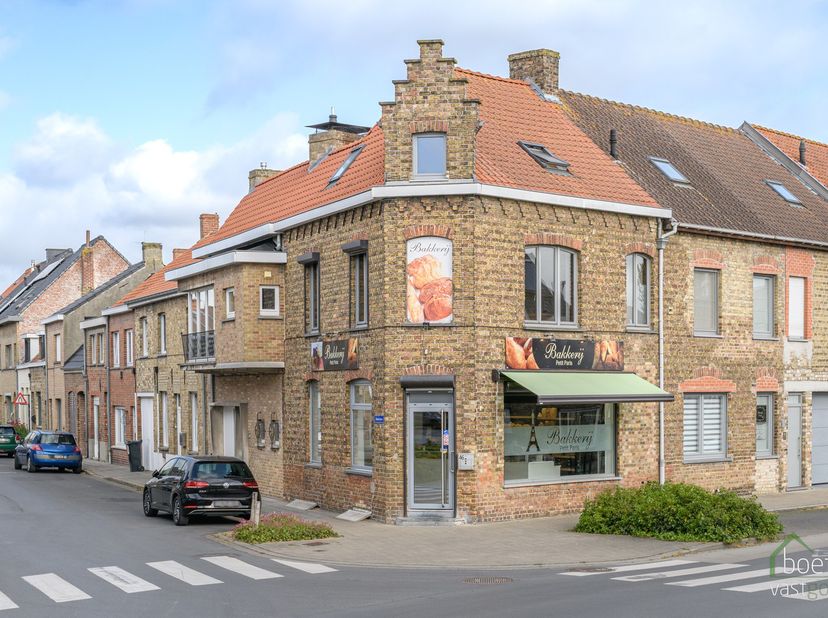 VEURNE: Verkoop van de gekende zaak bakkerij Petit Paris, bestaande uit een gerenoveerde handelsruimte met eveneens (grotendeels) gerenoveerd woongede